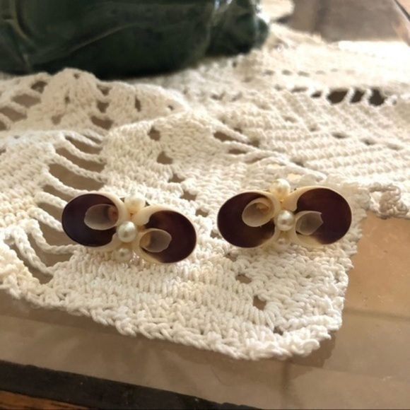 Vintage Clip On Earrings - Picture 1 of 3